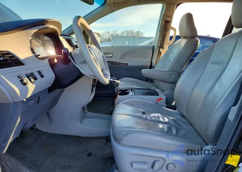 2013 Toyota Sienna Xle z USA, uszkodzony, nr VIN 5TDDK3DCXDS060646